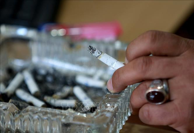 Một người đàn ông hút thuốc lá tại Amman, Jordan, ngày 17/3/2021. Ảnh: AFP/TTXVN Hãy hành động vì môi trường không khói thuốc lá ảnh 1