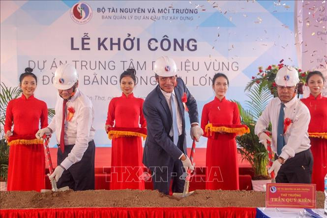 Các đại biểu thực hiện nghi thức khởi công Trung tâm dữ liệu vùng Đồng bằng sông Cửu Long. Ảnh: Thanh Liêm - TTXVN Tạo lập cơ sở dữ liệu liên ngành vùng Đồng bằng sông Cửu Long ảnh 1