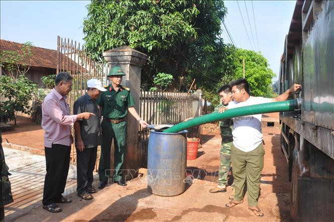 Giọt nước nghĩa tình quân dân. Ảnh: Hồng Điệp -TTXVN Gia Lai: "Giọt nước nghĩa tình" quân dân biên giới ảnh 3
