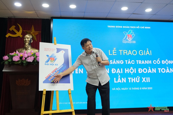 Tác giả Trịnh Bá Quát giới thiệu về tác phẩm "Chào mừng Đại hội Đoàn toàn quốc lần thứ XII, nhiệm kỳ 2022 – 2027”. Ảnh: qdnd.vn Trao giải Cuộc thi Sáng tác tranh cổ động, tuyên truyền Đại hội Đoàn toàn quốc lần thứ XII ảnh 1