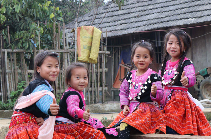Trẻ em dân tộc Mông ở thị trấn Nông trường Mộc Châu, huyện Mộc Châu, tỉnh Sơn La, vui chơi đón Tết. Ảnh: Nguyễn Cường - TTXVN. Trẻ em dân tộc Mông ở thị trấn Nông trường Mộc Châu, huyện Mộc Châu, tỉnh Sơn La, vui chơi đón Tết. Ảnh: Nguyễn Cường - TTXVN.