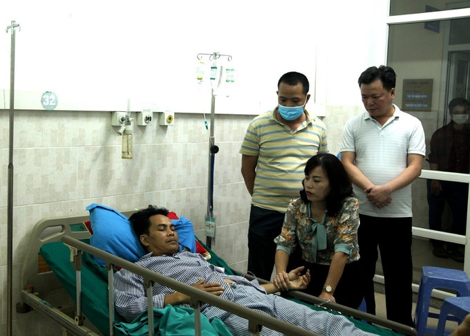 Bà Lý Thị Lan, Phó trưởng đoàn Đại biểu Quốc hội đơn vị tỉnh Hà Giang thăm hỏi, động viên anh Nguyễn Đại Đình Nam sớm vượt qua nỗi đau để ổn định cuộc sống. Ảnh: Minh Tâm-TTXVN Thăm hỏi, động viên gia đình cô giáo vùng cao gặp nạn ở Hà Giang ảnh 3
