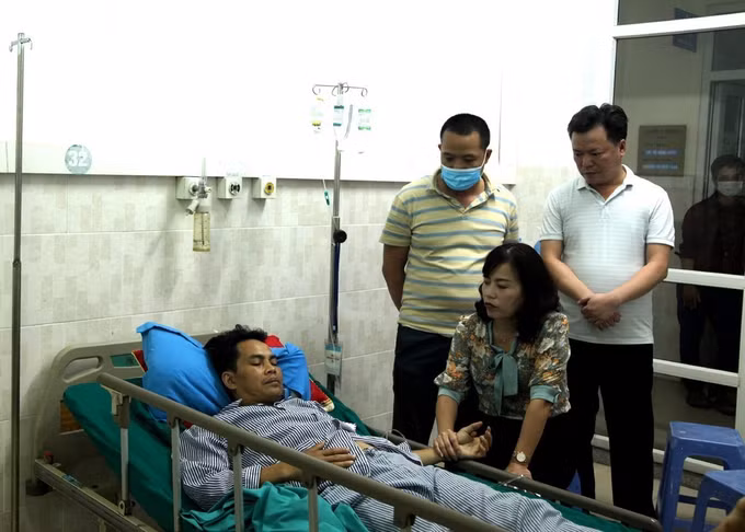 Thăm hỏi, động viên gia đình cô giáo vùng cao gặp nạn ở Hà Giang ảnh 3