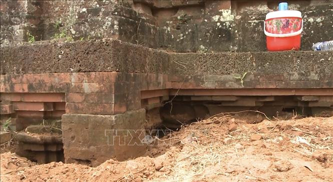 Chân một ngôi tháp bị hổng trong quá trình thi công. Ảnh: TTTXVN Dự án xây dựng, tu bổ di tích Tháp Bánh Ít (Bình Định): Tạm dừng các công việc liên quan đến sân trên các tháp ảnh 2