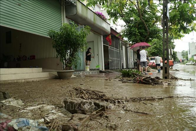 Nước ngập kéo theo bùn đất, rác thải tại khu vực tổ dân phố 5, phường Noong Bua, thành phố Điện Biên Phủ. Ảnh: Xuân Tư – TTXVN Điện Biên: Mưa lớn trong đêm gây ngập úng cục bộ, nhiều đoạn đường hóa sông sâu ảnh 2