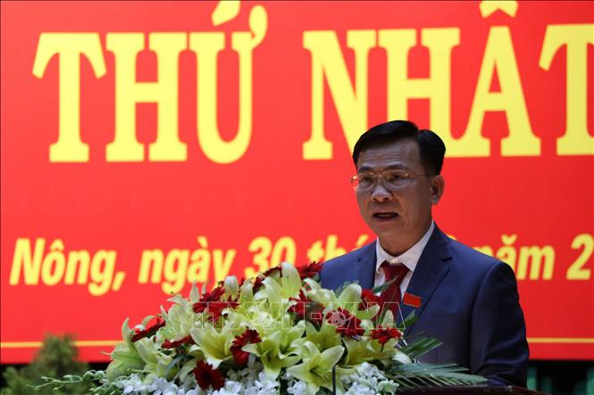 Tân Chủ tịch UBND tỉnh Đắk Nông Hồ Văn Mười phát biểu nhận nhiệm vụ. Ảnh: Ngọc Minh-TTXVN Kiện toàn các chức danh của HĐND và UBND tỉnh Đắk Nông ảnh 2