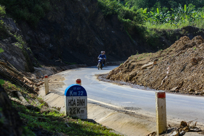 Một điểm sạt lở làm mất nguyên một làn đường tại Km 22 trên tuyên đường tỉnh 435. Ảnh: Lưu Trọng Đạt - TTXVN Hòa Bình: Sớm khắc phục sạt lở đất đá, đảm bảo an toàn trên tuyến đường tỉnh 435 ảnh 3