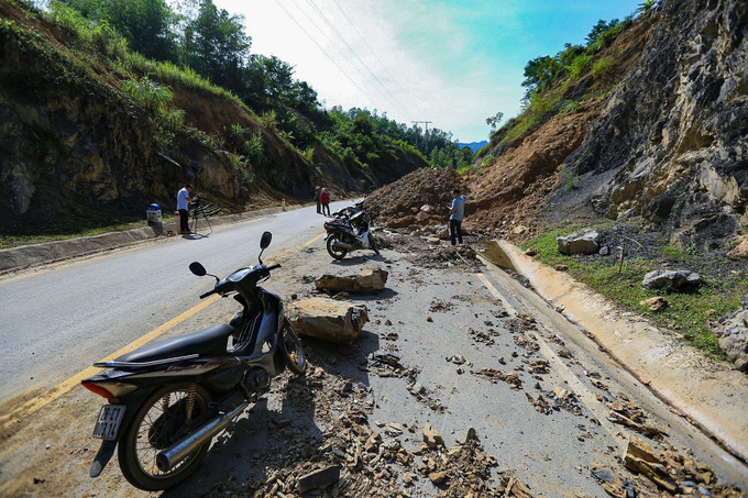Rất nhiều điểm sạt lở trên tuyến đường tỉnh 435 làm đất, đá tràn xuống lòng đường tiềm ẩn nhiều rủi ro nguy hiểm cho người dân và các phương tiện lưu thông. Ảnh: Lưu Trọng Đạt - TTXVN Hòa Bình: Sớm khắc phục sạt lở đất đá, đảm bảo an toàn trên tuyến đường tỉnh 435 ảnh 4