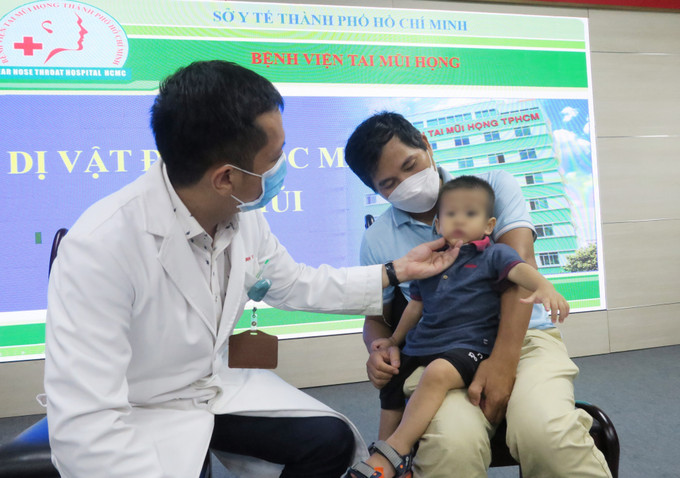 Bác sĩ Bệnh viện Tai Mũi Họng Thành phố Hồ Chí Minh khám cho em bé trước khi xuất viện. Ảnh: Đinh Hằng - TTXVN Bác sỹ khuyến cáo không nên chủ quan với các tai nạn trong sinh hoạt hàng ngày của trẻ ảnh 1