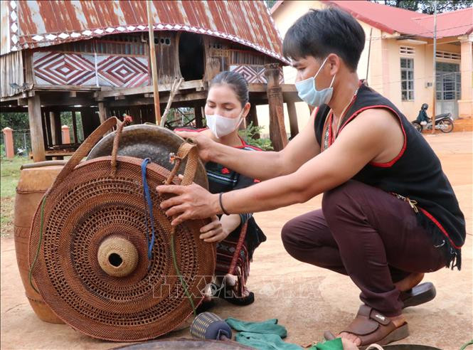 Cồng, chiêng được thay áo mới. Ảnh: Hồng Điệp - TTXVN Gia Lai: Đan áo mới cho cồng, chiêng ảnh 9