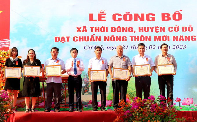 Ông Nguyễn Ngọc Hè, Phó Chủ tịch UBND thành phố Cần Thơ trao Bằng khen cho các cá nhân, tập thể có nhiều đóng góp trong xây dựng xã nông thôn mới nâng cao Thới Đông. Ảnh: Thu Hiền - TTXVN Thới Đông - Xã nằm trong diện nghèo nhất Cần Thơ đạt chuẩn nông thôn mới nâng cao ảnh 3