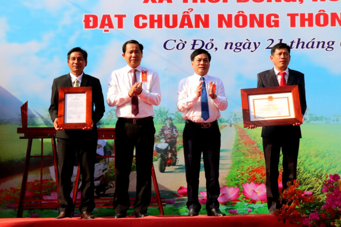 Ông Lê Quang Mạnh, Bí thư Thành ủy Cần Thơ (bên trái) và ông Nguyễn Ngọc Hè, Phó Chủ tịch UBND thành phố Cần Thơ (bên phải) trao Bằng công nhận xã Thới Đông đạt chuẩn nông thôn mới nâng cao. Ảnh: Thu Hiền - TTXVN Thới Đông - Xã nằm trong diện nghèo nhất Cần Thơ đạt chuẩn nông thôn mới nâng cao ảnh 2