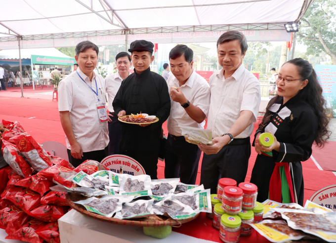 Khách tham quan các gian trình diễn, gian trưng bày các sản phẩm nông, lâm nghiệp và các sản phẩm tiểu thủ công nghiệp. Ảnh: Danh Lam -TTXVN Xúc tiến tiêu thụ gà đồi Yên Thế ảnh 3
