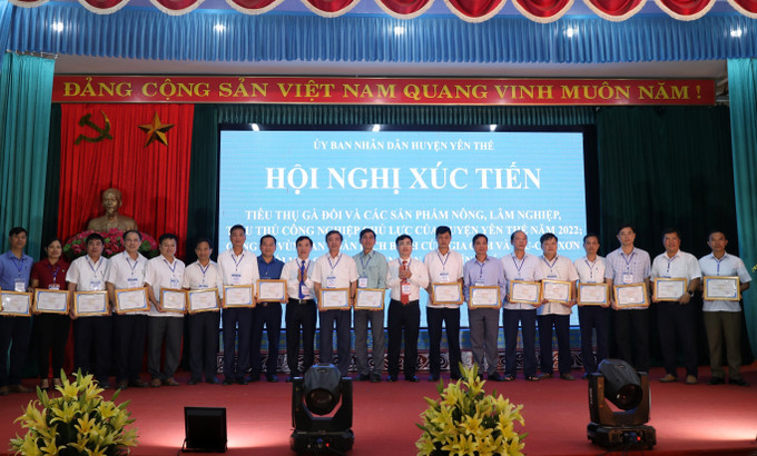 Trao Giấy chứng nhận vùng an toàn dịch bệnh cho 19 xã, thị trấn trên địa bàn. Ảnh: Danh Lam -TTXVN Xúc tiến tiêu thụ gà đồi Yên Thế ảnh 6