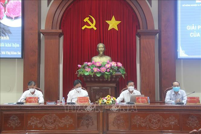 Các đại biểu chủ trì hội thảo. Ảnh: Minh Trí-TTXVN Tìm giải pháp tăng hiệu quả hoạt động hợp tác xã nông nghiệp kiểu mới ảnh 1