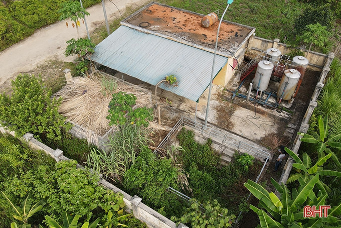 Cỏ dại mọc um tùm quanh khu vực Nhà máy Nước sạch khu TĐC xã Hương Điền, huyện Vũ Quang (Hà Tĩnh). Ảnh: baohatinh.vn Khó khăn khi thực hiện tiêu chí nước sạch trong xây dựng nông thôn mới tại Hà Tĩnh ảnh 1