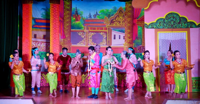 Một cảnh trong vở dù kê “Chuyện tình Chhey One”. Ảnh:lhhvhnt.baclieu.gov.vn Sức sống mới ở vùng đồng bào dân tộc Khmer Bạc Liêu ảnh 1