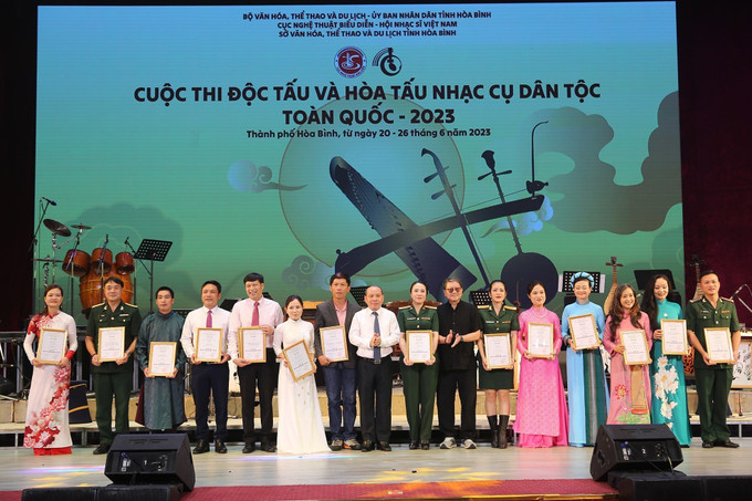 Ban tổ chức trao giải nhất cho các nghệ sỹ. Ảnh: Trọng Đạt-TTXVN Bảo tồn, gìn giữ, phát huy những tinh hoa âm nhạc truyền thống Việt Nam ảnh 3