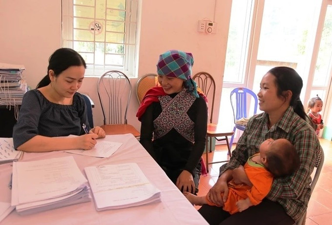 Viện Dinh dưỡng Quốc gia vừa tiến hành khảo sát kiến thức bà mẹ có con nhỏ là đồng bào dân tộc Mông, tại xã Trung Lèng Hồ, huyện Bát Xát (Lào Cai). Ảnh: baodantoc.vn Tập trung chăm sóc sức khỏe bà mẹ, trẻ em vùng đồng bào dân tộc thiểu số tỉnh Lào Cai ảnh 2