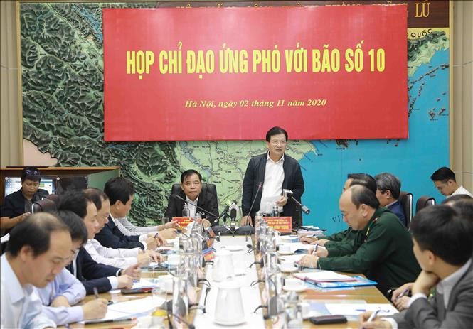 Phó Thủ tướng Chính phủ, Trưởng ban Chỉ đạo TƯ về Phòng, chống thiên tai Trịnh Đình Dũng phát biểu chỉ đạo công tác ứng phó với bão GONI. Ảnh: Vũ Sinh - TTXVN Phó Thủ tướng Trịnh Đình Dũng: Kêu gọi tàu, thuyền tránh trú và sơ tán dân đến nơi an toàn trước bão số 10 ảnh 1