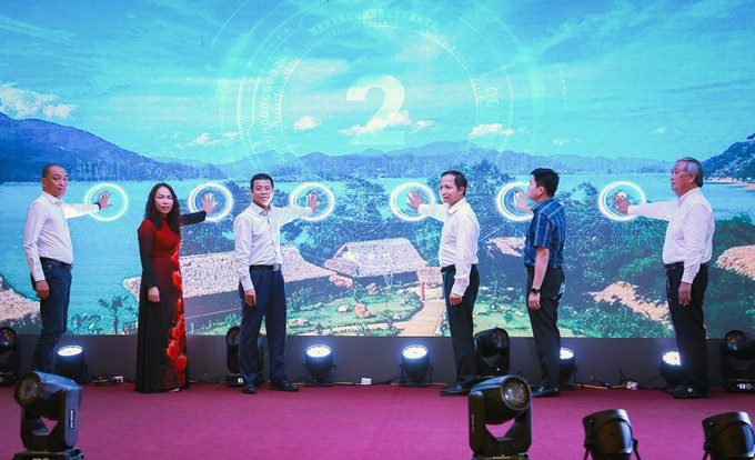 Các đại biểu bấm nút khởi động chương trình kích cầu mùa du lịch Hòa Bình năm 2023. Ảnh: Trọng Đạt-TTXVN Hòa Bình - Điểm đến du lịch xanh - Trải nghiệm trọn vẹn ảnh 1