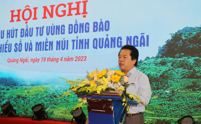 Phó Chủ tịch UBND tỉnh Quảng Ngãi Võ Phiên phát biểu tại Hội nghị. Ảnh: Phạm Cường-TTXVN Thu hút đầu tư vùng miền núi Quảng Ngãi ảnh 2