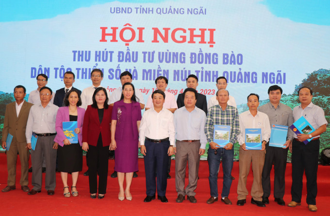 Các đại biểu chụp ảnh lưu niệm tại Hội nghị. Ảnh: Phạm Cường - TTXVN Thu hút đầu tư vùng miền núi Quảng Ngãi ảnh 5