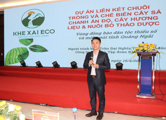 Đại diện Công ty Khe Xaieco giới thiệu dự án đầu tư tại Quảng Ngãi. Ảnh: Phạm Cường-TTXVN Thu hút đầu tư vùng miền núi Quảng Ngãi ảnh 3