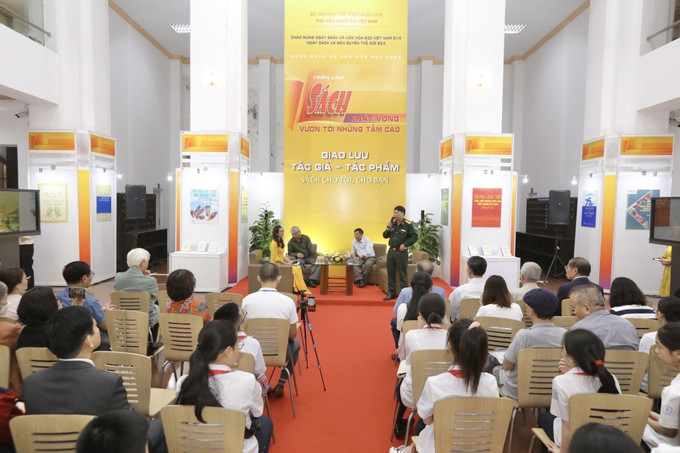 Tọa đàm giao lưu tác giả - tác phẩm “Sách cho tôi, cho bạn”. Ảnh: Minh Quyết - TTXVN Sôi nổi các hoạt động trong Ngày hội sách và Văn hóa đọc Việt Nam 2023 ảnh 5