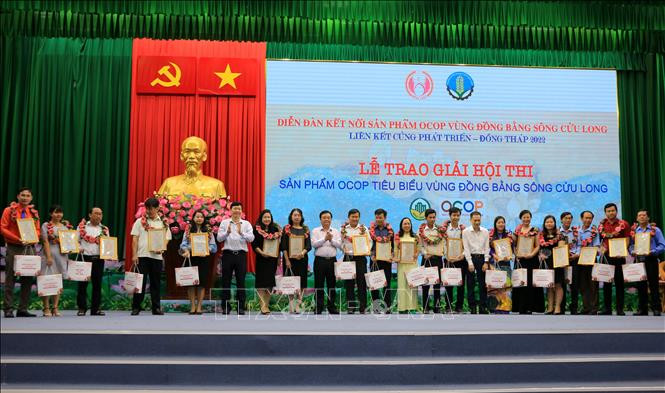 Trao Giấy Chứng nhận sản phẩm OCOP tiêu biểu khu vực đồng bằng sông Cửu Long. Ảnh: Nhựt An - TTXVN Có 23 sản phẩm OCOP đạt Chứng nhận tiêu biểu vùng Đồng bằng sông Cửu Long ảnh 1