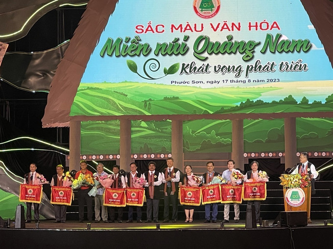 Các đơn vị tham gia nhận cờ lưu niệm của Ban tổ chức . Ảnh: Đoàn Hữu Trung - TTXVN Quảng Nam: Khai mạc Ngày hội văn hóa - thể thao và du lịch các huyện miền núi lần thứ XX năm 2023 ảnh 3