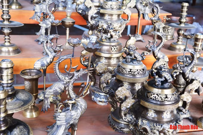 Người "truyền lửa" nghề đúc đồng truyền thống làng Chè Đông ảnh 2