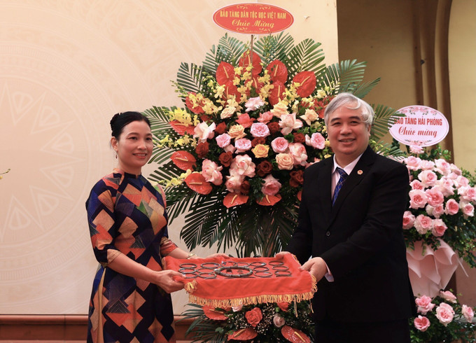 PGS.TS Nguyễn Thanh Nam (Hà Nội) hiến tặng bảo vật cho Bảo tàng lịch sử Quốc gia. Ảnh: Hoàng Hiếu - TTXVN Trưng bày độc đáo hướng tới 100 năm phát hiện văn hóa Đông Sơn ảnh 5