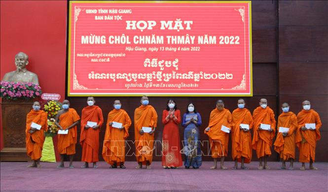 Lãnh đạo tỉnh Hậu Giang tặng quà các vị sư sãi nhân dịp Tết Chôl Chnăm Thmây năm 2022. Ảnh: Hồng Thái - TTXVN Hậu Giang tập trung thực hiện tốt các chủ trương, chính sách về công tác dân tộc ảnh 4