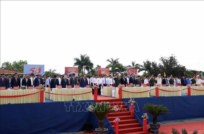 Chủ tịch nước Nguyễn Xuân Phúc thực hiện nghi thức chào cờ tại Lễ thượng cờ “Thống nhất non sông” tại Di tích Quốc gia đặc biệt Đôi bờ Hiền Lương- Bến Hải. Ảnh: Thống Nhất – TTXVN Chủ tịch nước Nguyễn Xuân Phúc dự Lễ thượng cờ Thống nhất non sông tại Di tích Đôi bờ Hiền Lương - Bến Hải ảnh 1