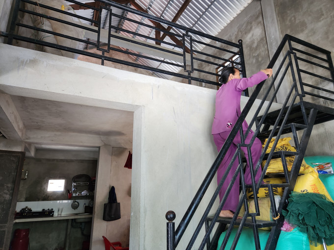 Gia đình bà Phan Gái (xã Quảng Phước, huyện Quảng Điền) vui mừng được "thay áo" cho mái nhà tranh vách gỗ bằng một ngôi nhà mới "3 cứng" có gác lửng an toàn. Ảnh: Mai Trang-TTXVN Bình yên trong những ngôi nhà chống bão, lụt ảnh 2
