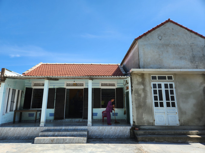 Trong những ngôi nhà phòng chống thiên tai, người dân Thừa Thiên - Huế có thể vững tâm hơn để đối mặt với bão lụt, bảo vệ tài sản của gia đình. Ảnh: Mai Trang-TTXVN Bình yên trong những ngôi nhà chống bão, lụt ảnh 1