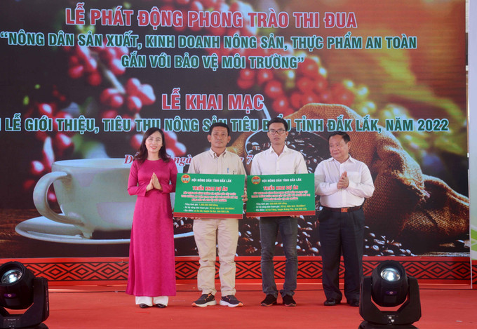 Trao tặng các mô hình phát triển kinh tế cho hội viên nông dân. Ảnh: Hoài Thu - TTXVN Đắk Lắk thúc đẩy sản xuất nông nghiệp theo hướng nông sản an toàn, nông nghiệp bền vững ảnh 1