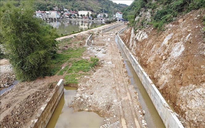 Khởi công cuối năm năm 2020, công trình kè suối Muội đã hoàn thiện khoảng 75%, đảm bảo hoàn thành trước tháng 6/2021 để nhân dân yên tâm sinh sống, sản xuất, canh tác. Ảnh: Quang Quyết-TTXVN Thuận Châu sẵn sàng ứng phó trước mùa mưa lũ ảnh 5