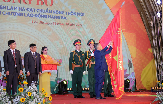 Chính quyền và nhân dân huyện Lâm Hà đón nhận Huân chương Lao động Hạng Ba. Ảnh: Nguyễn Dũng – TTXVN Công bố huyện Lâm Hà đạt chuẩn huyện nông thôn mới ảnh 2