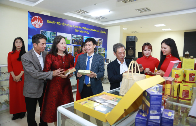 Các đại biểu tham quan các gian hàng trưng bày tại triển lãm. Vĩnh Phúc xây dựng sản phẩm làng nghề truyền thống gắn kết phát triển du lịch ảnh 1