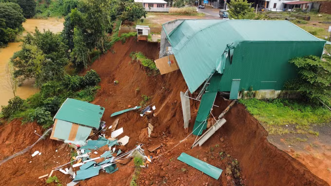 Đắk Nông: Sạt lở nghiêm trọng dọc đường tránh Gia Nghĩa ảnh 2