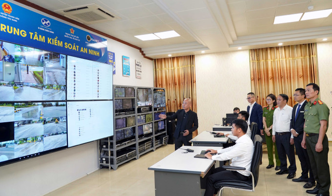 Ứng dụng căn cước công dân gắn chip điện tử, VNEID phục vụ kiểm soát an ninh và chấm công tại doanh nghiệp được triển khai thí điểm tại Công ty cổ phần Xi măng Xuân Thành (xã Thanh Nghị, huyện Thanh Liêm). Ảnh: Nguyễn Chinh - TTXVN Quy hoạch hạ tầng thông tin và truyền thông ảnh 1