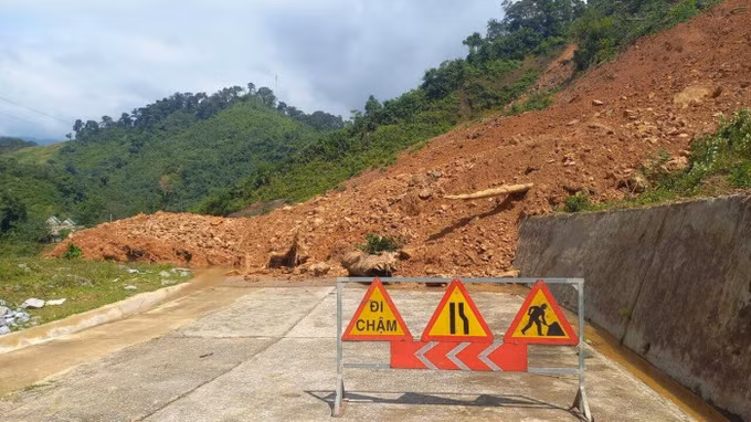 Quảng Trị khẩn trương khắc phục sạt lở trên đường Hồ Chí Minh nhánh Tây ảnh 1