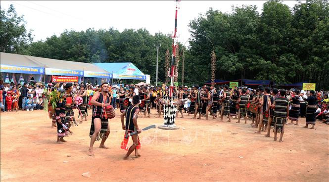 Liên hoan cồng chiêng năm 2020 thu hút nhiều du khách đến thưởng lãm. Ảnh: Quang Thái- TTXVN Hội đua thuyền độc mộc trên dòng Pô Cô ảnh 2