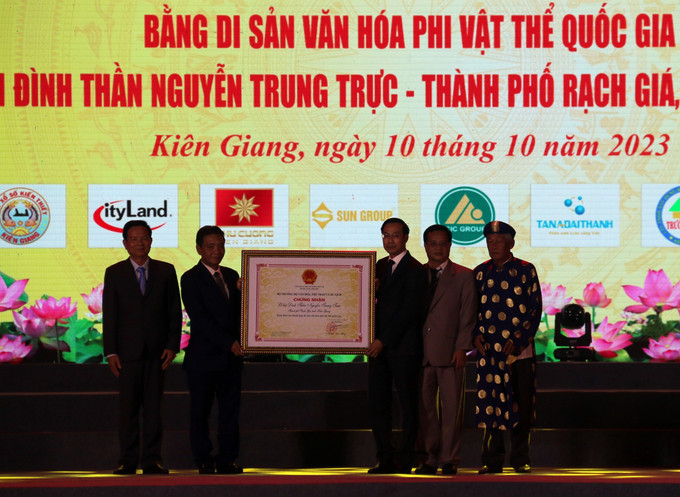 Đón nhận Bằng Di sản văn hóa phi vật thể quốc gia "Lễ hội Đình thần Nguyễn Trung Trực - Rạch Giá, tỉnh Kiên Giang". Ảnh: Lê Sen - TTXVN Đón bằng công nhận “Lễ hội Đình thần Nguyễn Trung Trực” là Di sản Văn hóa phi vật thể quốc gia ảnh 1
