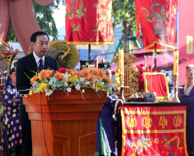 Phó Chủ tịch UNND tỉnh Kiên Giang Nguyễn Thanh Nhàn phát biểu ôn lại quá trình đấu tranh anh dũng của Anh hùng dân tộc Nguyễn Trung Trực. Ảnh: Lê Sen - TTXVN Đón bằng công nhận “Lễ hội Đình thần Nguyễn Trung Trực” là Di sản Văn hóa phi vật thể quốc gia ảnh 3