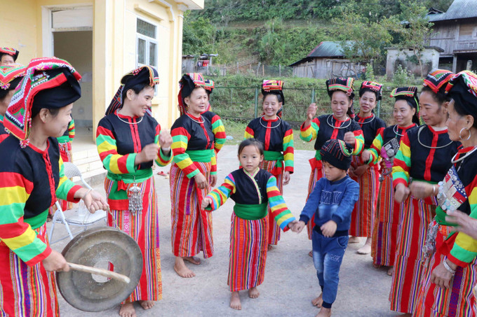 Bà con đồng bào người Cống ở vùng tái định cư bản Xám Láng, xã Nậm Khao, huyện Mường Tè, tỉnh Lai Châu truyền dậy lớp trẻ giữ gìn bản sắc dân tộc. Ảnh: Nguyễn Oanh-TTXVN. Xây dựng Câu lạc bộ sinh hoạt văn hóa dân gian tại vùng miền núi, di dân tái định cư ảnh 1