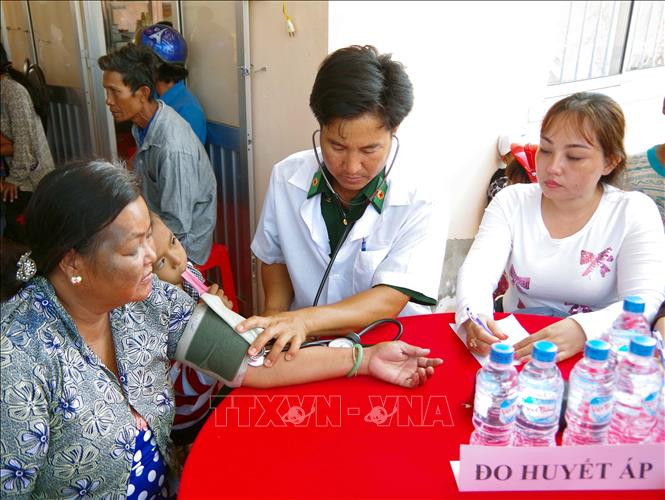 Đã 24 năm gắn bó với nghề y, thầy thuốc Lê Văn Quốc tại đồn Biên phòng Vĩnh Hải luôn được nhân dân nghèo vùng biển yêu quý. Ảnh: Trung Hiếu/Văn Long - TTXVN "Bác sỹ quân hàm xanh" nặng lòng với đồng bào Khmer ở Vĩnh Châu ảnh 3