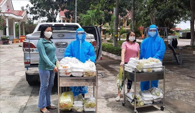 Hội Chữ thập đỏ huyện M’Đrắk phối hợp với nhà hảo tâm nấu cơm hỗ trợ người dân khu cách ly tập trung của huyện. Ảnh: TTXVN Thắm tình công dân, nghĩa đồng bào trong đại dịch COVID-19 ở Đắk Lắk ảnh 5